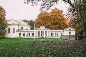Delftas zilais. Keramikas dārgumi no privātkolekcijas un Kumnas muiža kur satikās klasiskais un krievu arhitektūras stili!