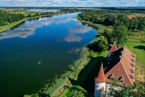 Siesiķi - pils pie ezera, Puzinišķi - kultūras sala pie meža un pīles krūtiņas Krikštēnu muižā!